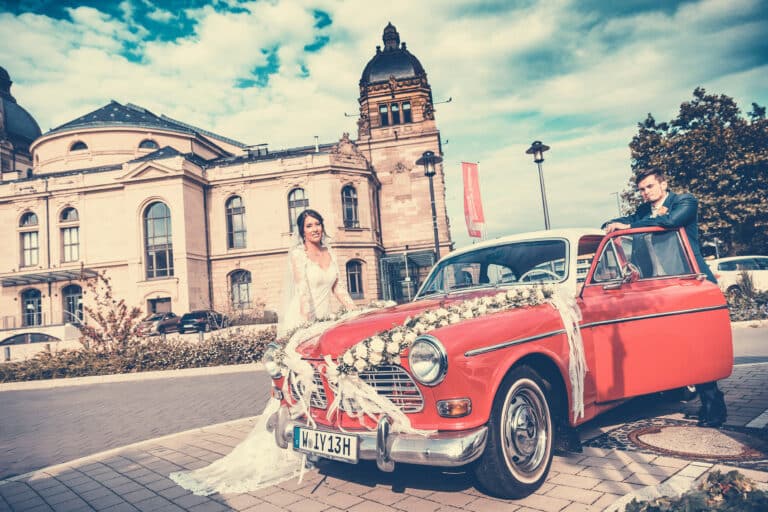 Brautpaar mit Hochzeitsauto vor der Historische Stadthalle Wuppertal