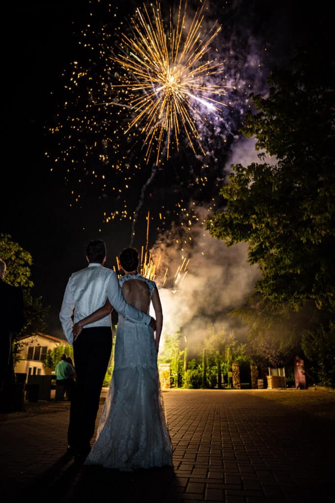 brautpaar schaut sich ihr feuerwerk an