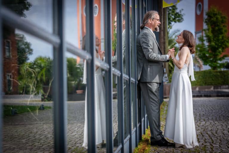 Brautpaar schaut sich beim Paarshooting in die Augen, Elisenturm Wuppertal