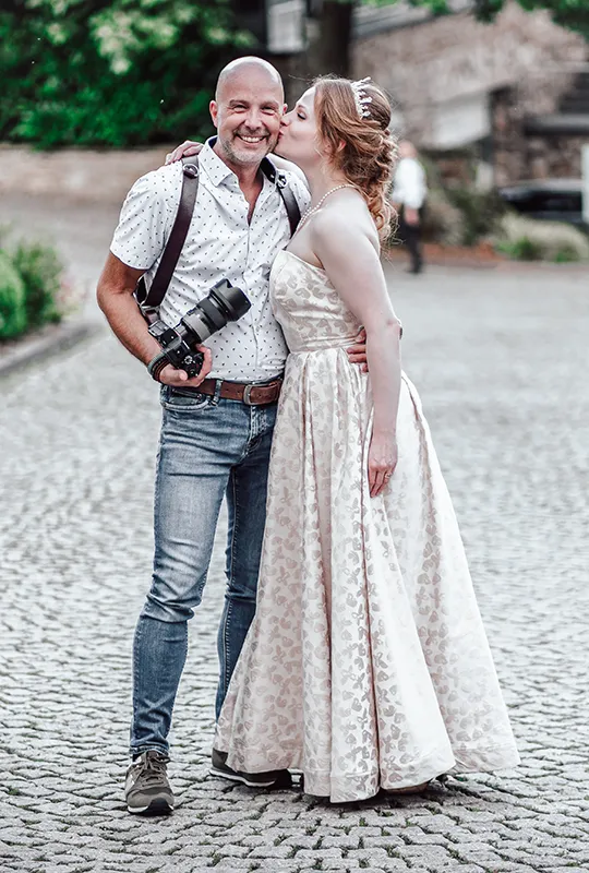 Hochzeitsfotograf Thorsten Cronauge gemeinsem mit einer Braut auf Schloss Bensberg