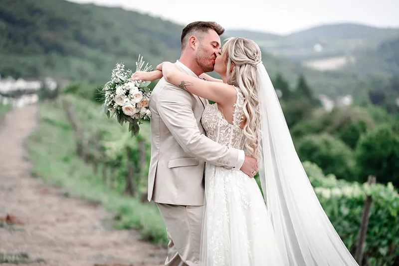 inniger Kuss des Hochzeitspaares auf Schloss Arenfels