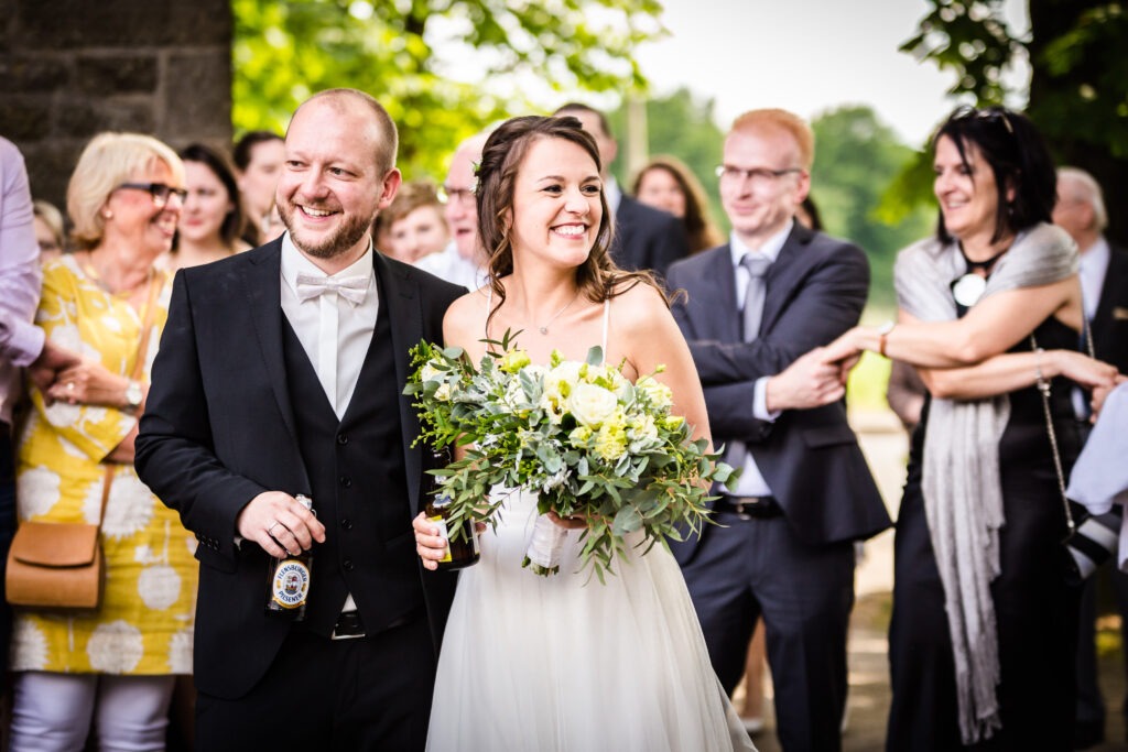 brautpaar nach der der kirchlichen hochzeit mit gästen