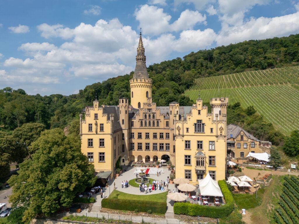 Schloss Arenfels mit Traugesellschaft aus der Luft fotografiert, Luftaufnahem